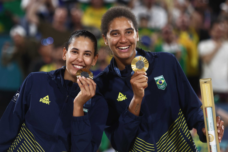 2024.08.09 - Jogos Olímpicos Paris 2024 -  Vôlei de praia feminino - A dupla brasileira Duda e Ana Patricia e vencem as canadenses Melissa e Brandie e conquistam a medalha de ouro