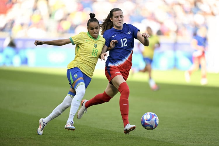 Gabi Portilho e Davidson disputam lance no jogo Brasil x EUA pela final do futebol feminino das Olimpíadas de Paris