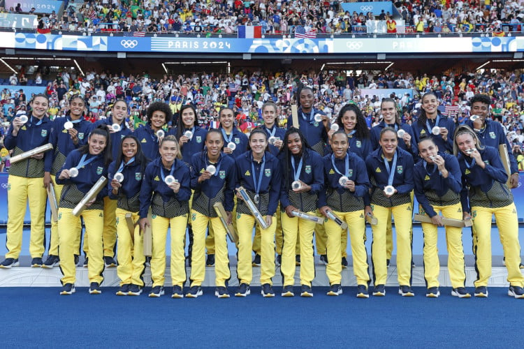 Jogadoras da seleção brasileira feminina de futebol com a medalha de prata das Olimpíadas de Paris