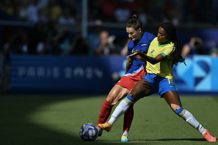 Ludmila e Emily Fox disputam lance no jogo Brasil x EUA pela final do futebol feminino das Olimpíadas de Paris