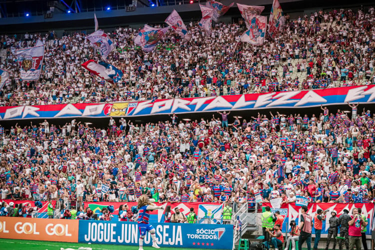 Torcida do Fortaleza no jogo Fortaleza x São Paulo, no Castelão, pelo Campeonato Brasileiro Série A 2024