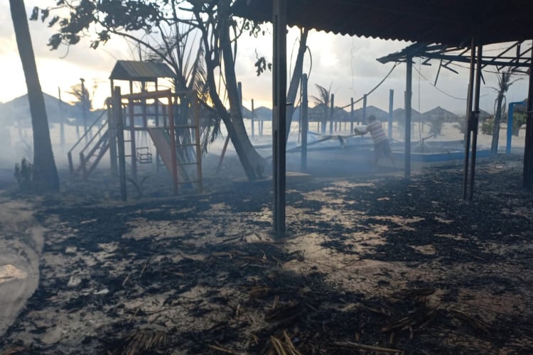 Barraca de praia localizada no Vila do Mar pega fogo durante a madrugada deste sábado