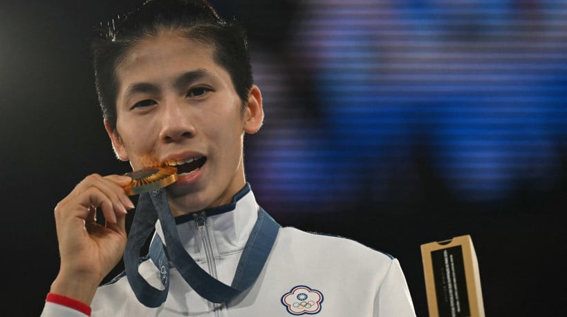 Lin Yu-ting, medalhista de ouro de Taiwan, comemora no pódio durante a cerimônia de medalhas nos Jogos Olímpicos de Paris 2024  