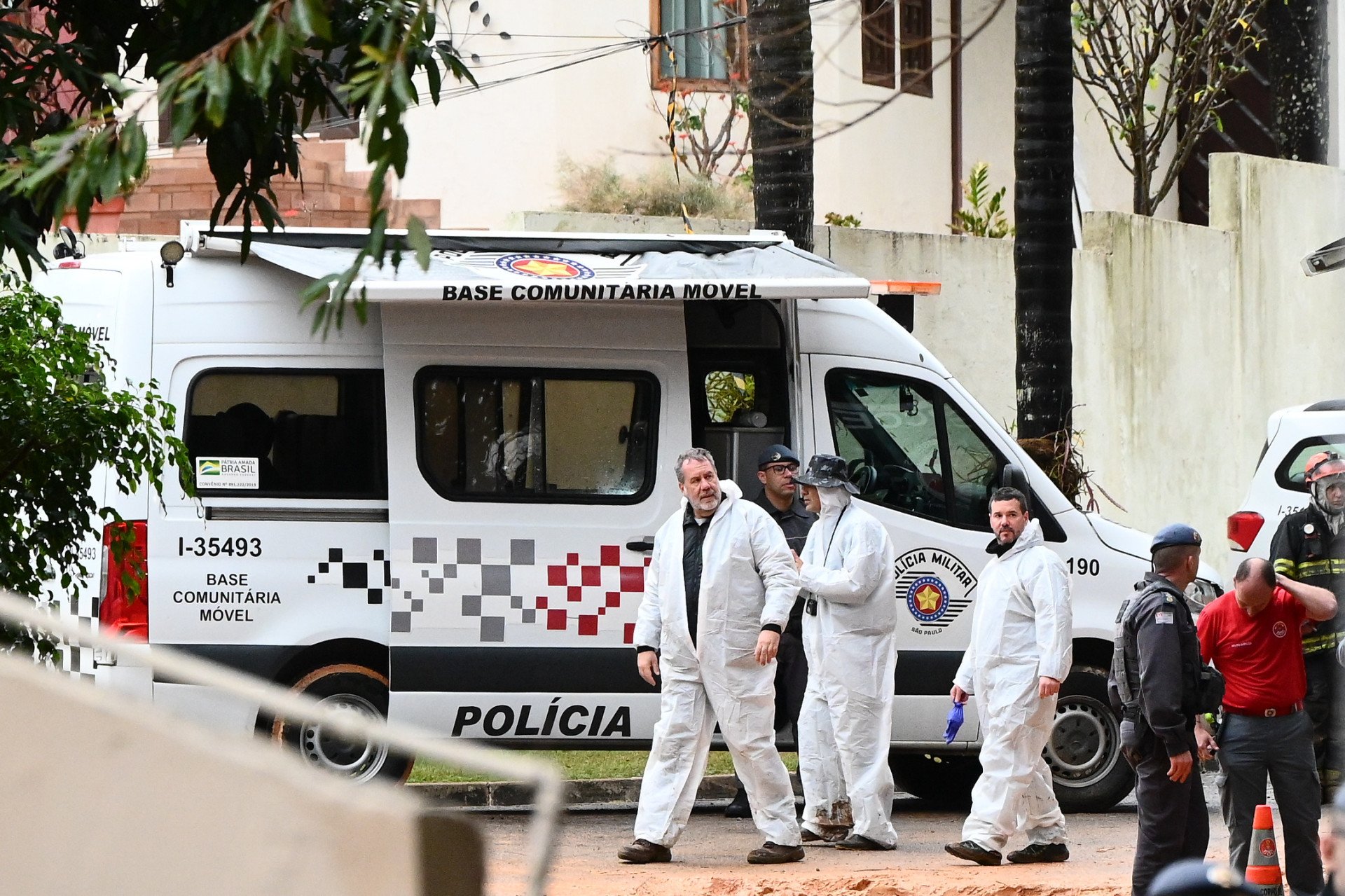 ￼MOVIMENTAÇÃO em frente ao condomínio 
Recanto Florido, na cidade de Vinhedo  (Foto: REBECA SCHUMACKER/ESTADÃO CONTEÚDO)