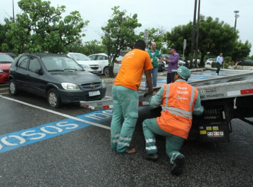 Carros estacionados nas vagas exclusivas para idosos e deficientes físicos podem ser removidos do local, como medida administrativa 