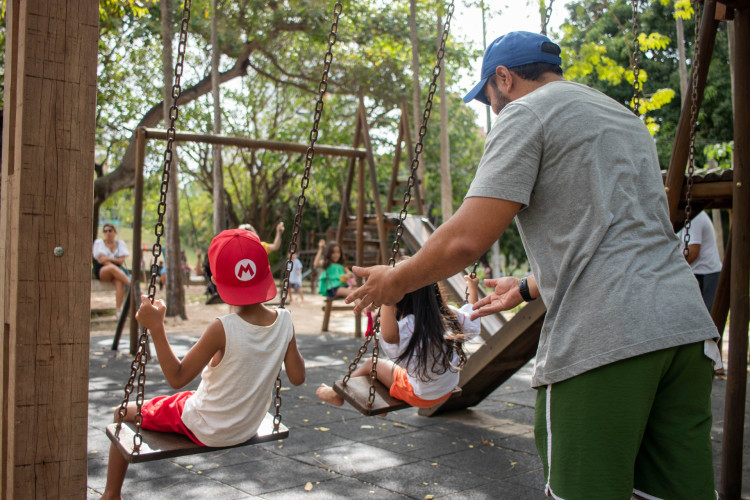 FORTALEZA, CEARÁ, BRASIL, 10-08-2024: Movimentação de famílias no Dia dos Pais no Parque do Cocó com algumas brincadeiras, piqueniques e alegria entre pais e filhos.  (Foto: Samuel Setubal/ O Povo)