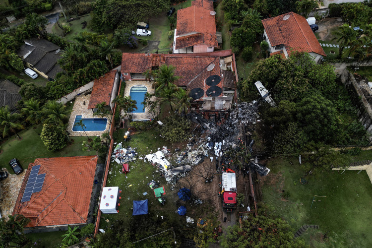 Em imagem aérea e possível ver a silhueta do avião bimotor ATR-72 operado pela Voepass que fazia o voo 2388 e caiu em Vinhedo, interior de São Paulo