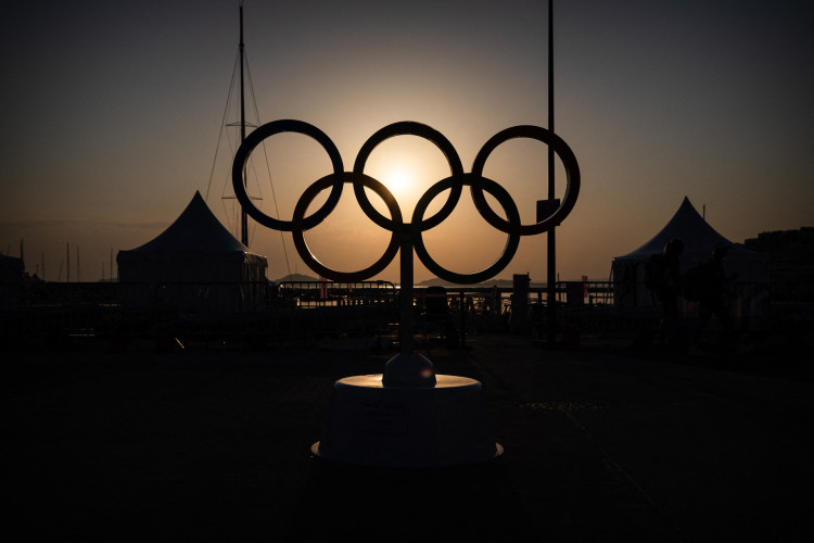 Os Anéis Olímpicos ao pôr do sol em uma praia em Marselha, onde aconteceu a competição de vela durante os Jogos Olímpicos de Paris 2024