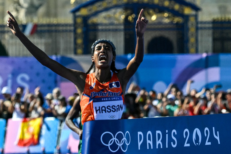 A medalhista de ouro holandesa Sifan Hassan termina em primeiro lugar na maratona feminina nos Jogos Olímpicos de Paris 2024, no The Invalides, em Paris, em 11 de agosto de 2024 