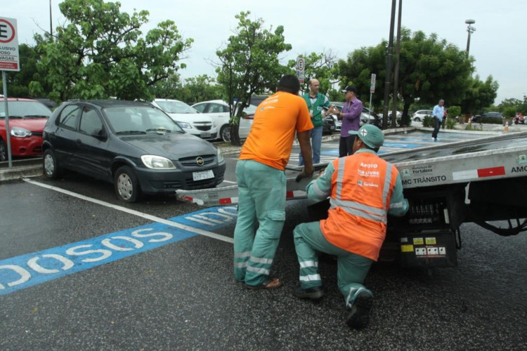 Carros estacionados nas vagas exclusivas para idosos e deficientes físicos podem ser removidos do local, como medida administrativa