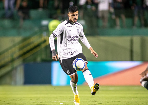 David Ricardo durante duelo entre Goiás x Ceará, válido pela Série B do Brasileiro 