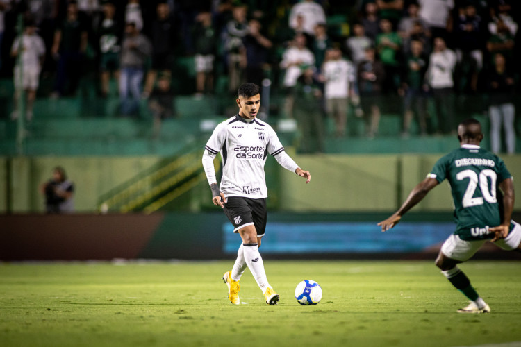 David Ricardo no jogo Goiás x Ceará, no Estádio da Serrinha, pelo Campeonato Brasileiro Série B 2024