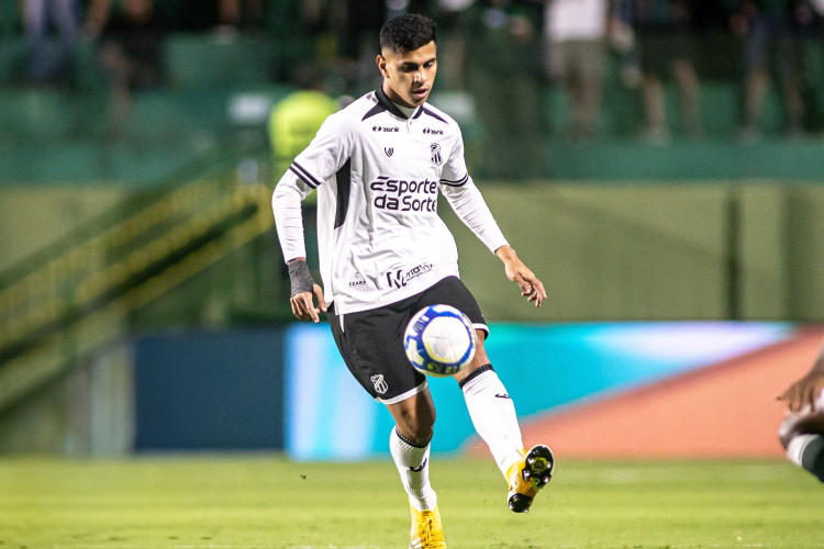 David Ricardo durante duelo entre Goiás x Ceará, válido pela Série B do Brasileiro 