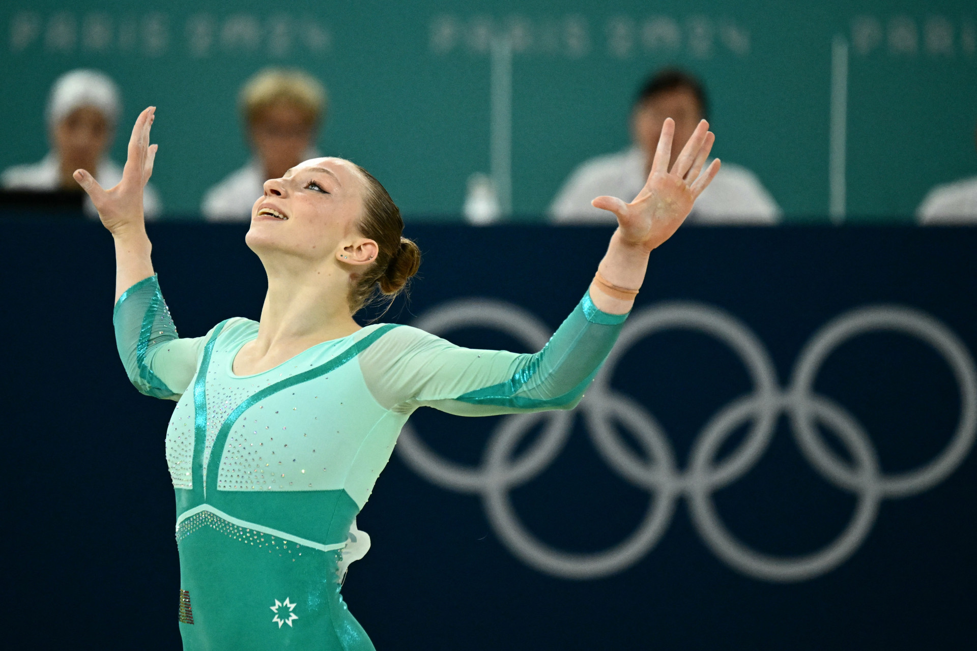 A romena Ana Barbosu compete na final do solo feminino de ginástica artística durante os Jogos Olímpicos de Paris 2024 na Bercy Arena em Paris, em 5 de agosto de 2024.
 (Foto: Loic VENANCE / AFP)