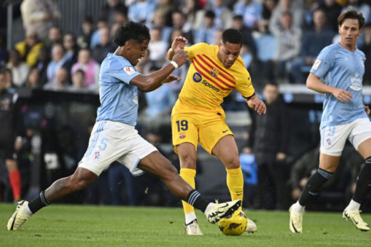 Barcelona's Brazilian forward #19 Vitor Roque vies with Celta Vigo's Peruvian midfielder #05 Renato Tapia during the Spanish league football match between RC Celta de Vigo and FC Barcelona at the Balaidos stadium in Vigo on February 17, 2024. (Photo by MIGUEL RIOPA / AFP) (Photo by MIGUEL RIOPA/AFP via Getty Images)