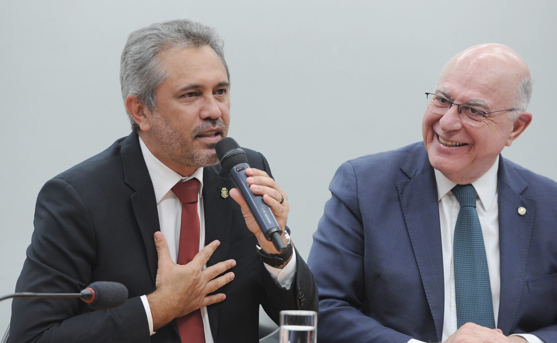 Elmano de Freitas e Arnaldo Jardim em seminário que destacou potencial do hidrogênio verde na matriz energética brasileira (Foto: Renato Araújo/Câmara dos Deputados)