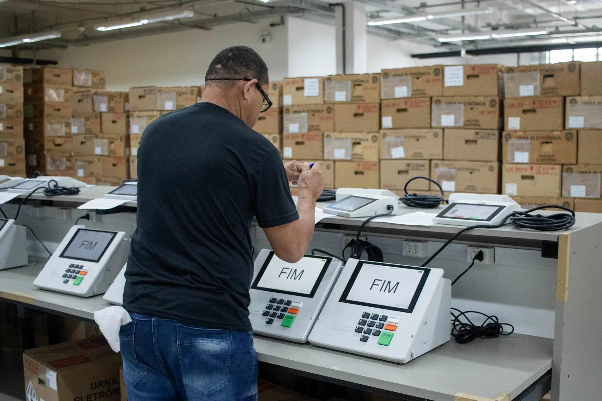 ￼URNAS eletrônicas que 
serão usadas nas eleições 2024 (Foto: Samuel Setubal/ O Povo)