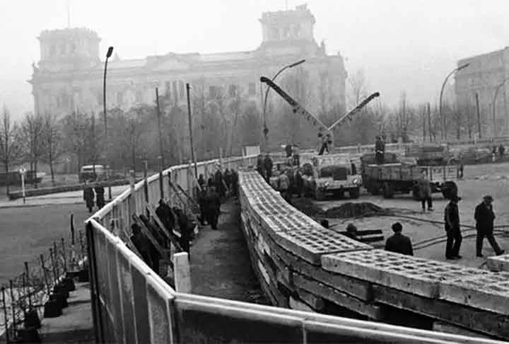 No dia 13 de agosto de 1961 foi erguido o Muro de Berlim, um dos principais símbolos da Guerra Fria entre Estados Unidos e a extinta União Soviética. 
