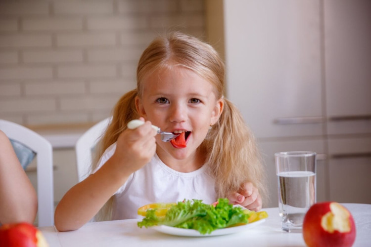 A obesidade infantil é um problema crescente, aumentando os riscos de depressão, hipertensão e outros problemas de saúde (Imagem: OlesyaPogosskaya | Shutterstock)