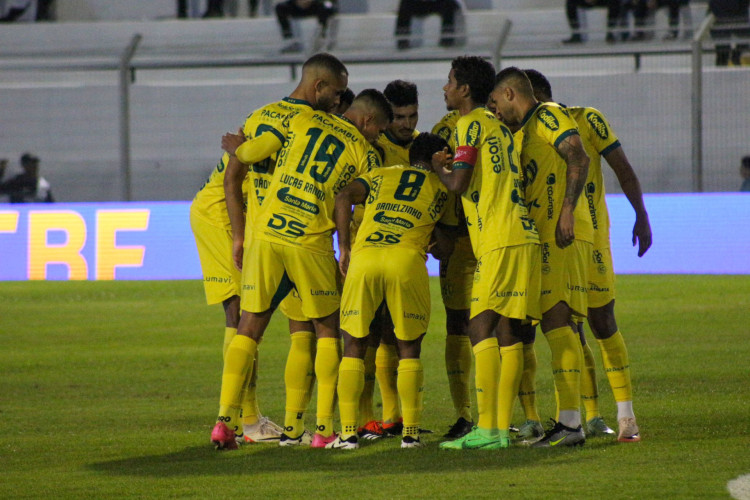 Elenco do Mirassol reunido antes de duelo pela Série B do Campeonato Brasileiro 2024