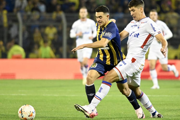 Lovera e Cardona disputam lance no jogo Rosario Central x Fortaleza, no Gigante de Arroyito, pelas oitavas de final da Copa Sul-Americana 2024