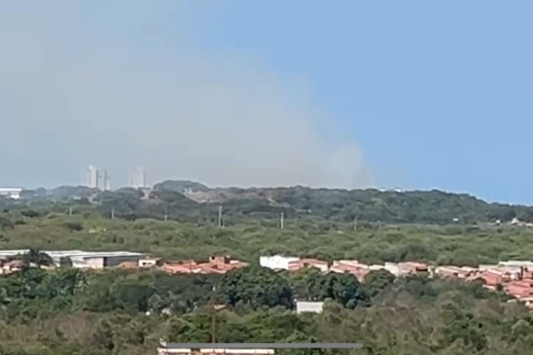 É registrado um incêndio no bairro Dunas em Fortaleza, na tarde desta quarta-feira, 14