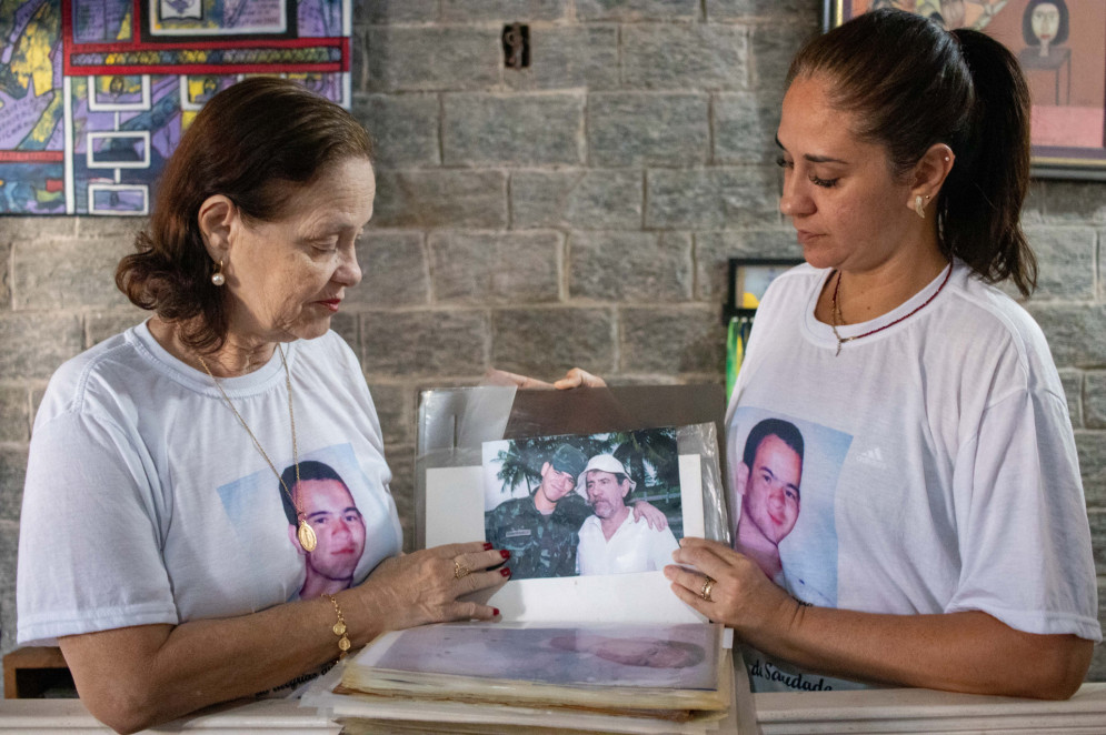 Fátima e Patrícia Fontenele, mãe e irmã do soldado Francisco Cleoman Fontenele Filho (Pêu), um dos dois assassinados nas instalações da Base Aérea de Fortaleza, em 10 de setembro de 2004(Foto: Samuel Setubal)