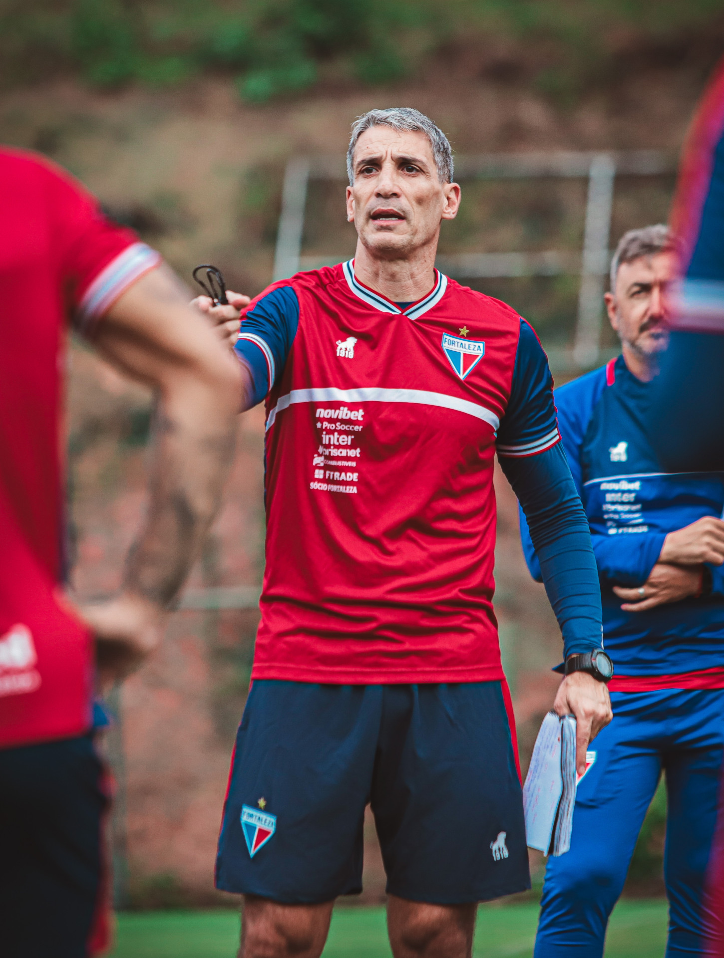 Técnico Vojvoda em treino do Fortaleza na atual temporada  (Foto: Mateus Lotif/Fortaleza EC)