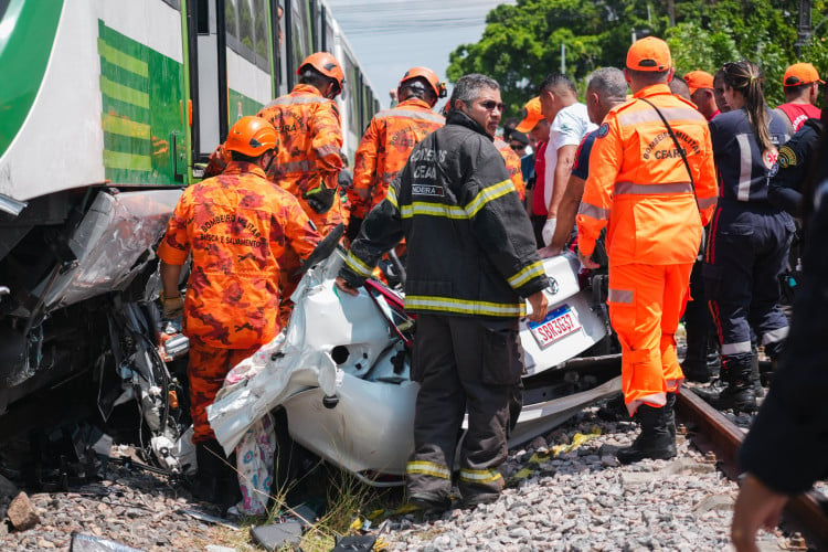 Acidente entre carro e trem do VLT, em Fortaleza