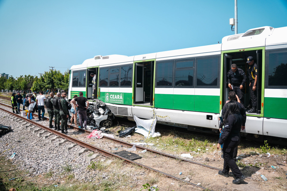 Colisão entre VLT e automóvel causou três mortes na quinta-feira, no bairro Vila União, em Fortaleza(Foto: FERNANDA BARROS)