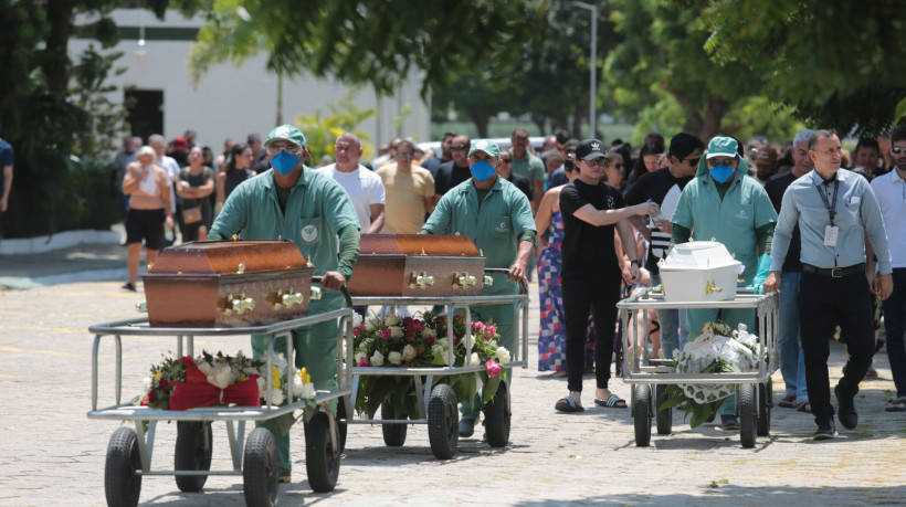 FORTALEZA-CE, BRASIL, 16-08-2024: Sepultamento das vítimas do acidente com VLT.  cemitério parque da paz.  (foto: Fabio Lima/ OPOVO)