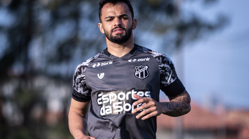 Eric, lateral-esquerdo do Ceará, durante treino em Porangbuçu