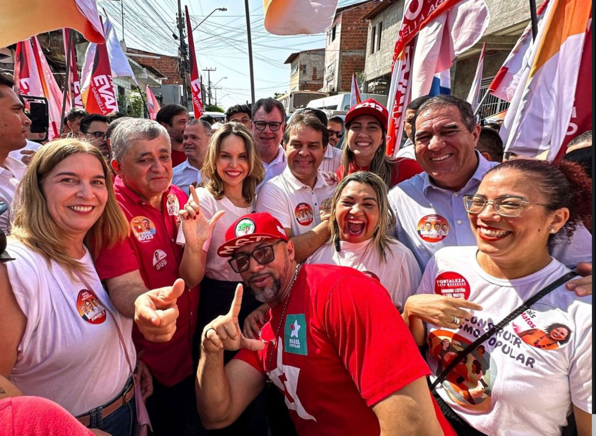 Evandro inicia campanha no Pirambu ao lado de centenas de apoiadores (Foto: Reprodução: Instagram )