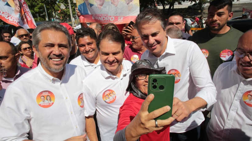 Governador Elmano de Freitas, Evandro Leitão e Camilo Santana em ato de campanha no Mercado Central