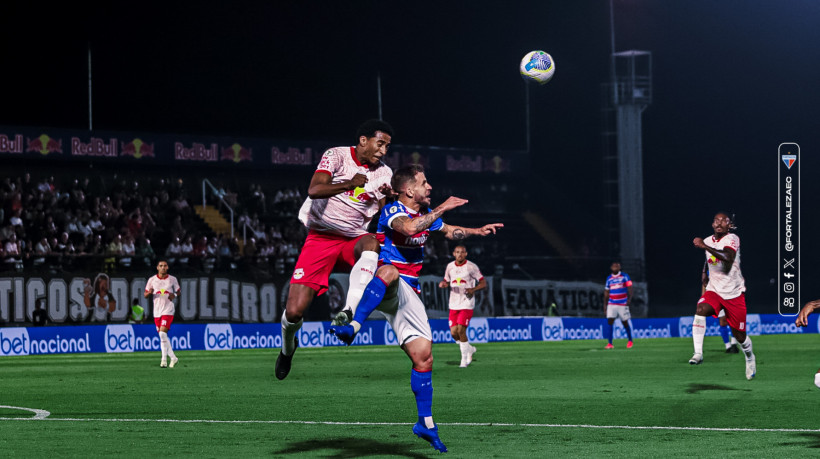 Lucas Sasha, do Fortaleza, disputa bola em jogo contra o Red Bull Bragantino