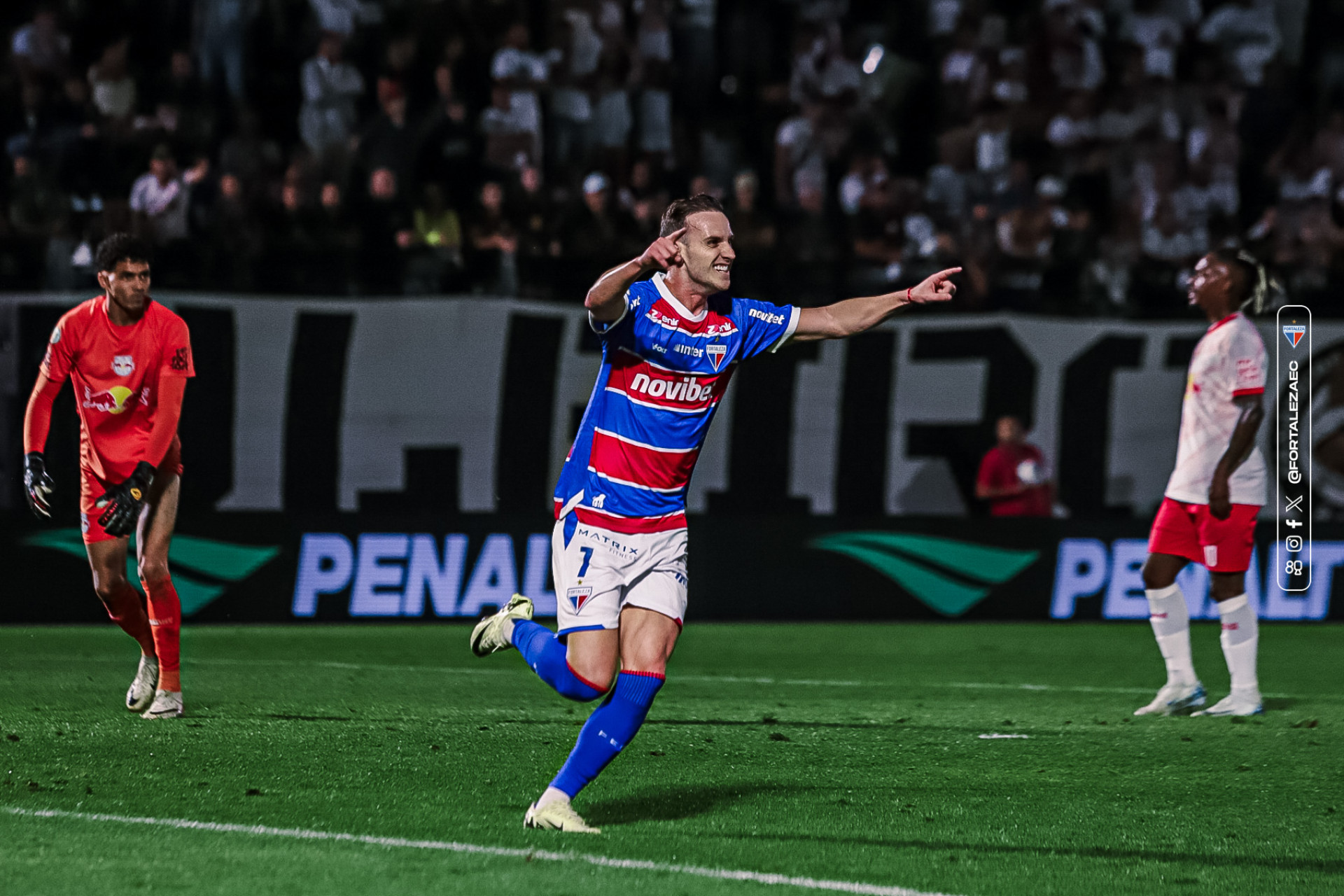 Vitória contra o Bragantino rendeu a liderança do Brasileirão pro Fortaleza (Foto: Matheus Amorim/Fortaleza EC)