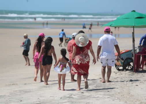 FORTALEZA-CE, BRASIL, 18-08-2024:Como está sendo ficar na areia da praia com a ventania. praia do Futuro.  (foto: Fabio Lima/ OPOVO)