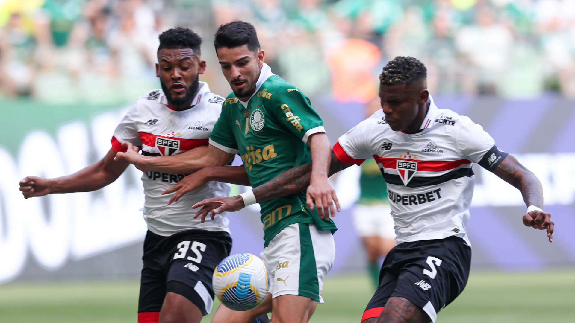 O jogador Flaco López, da SE Palmeiras, disputa bola com o jogador do São Paulo FC, durante partida válida pela vigésima terceira rodada, do Campeonato Brasileiro, Série A, na arena Allianz Parque. (Foto: Cesar Greco/Palmeiras/by Canon)