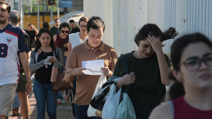 Candidatos chegam aos locais de prova do CNU.