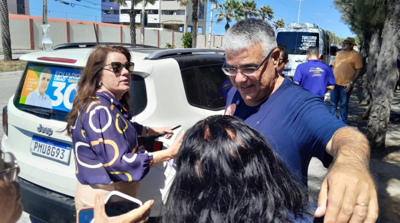 Eduardo Girão (Novo) faz adesivaço na Praia do Futuro