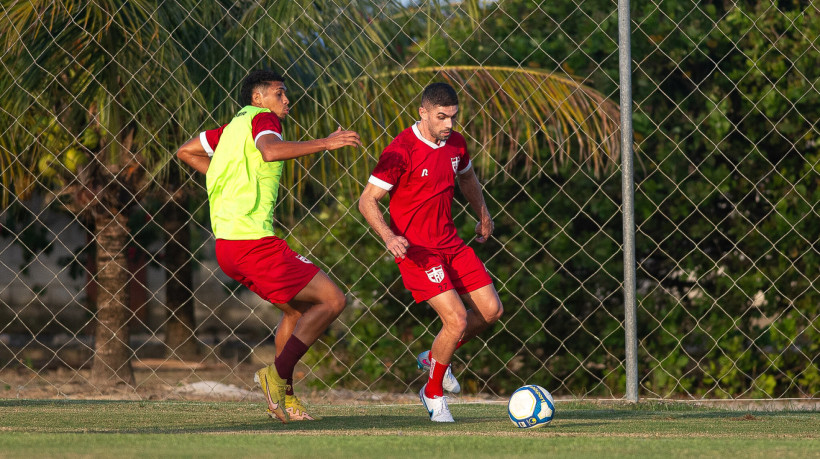 Gegê, meia do CRB, durante treino da equipe alagoana 