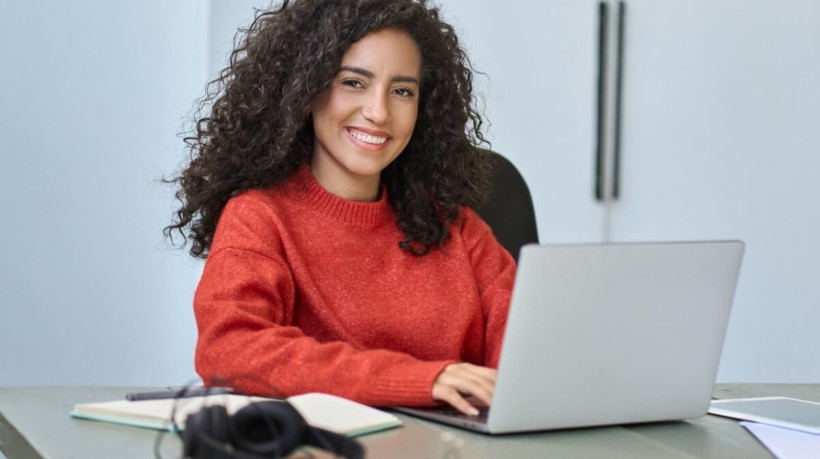 O estágio é uma fase crucial para desenvolver habilidades profissionais (Imagem: insta_photos | Shutterstock) 