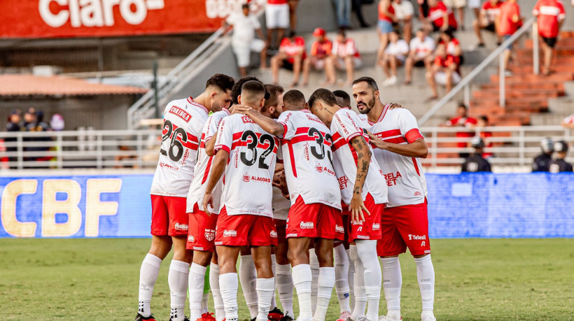 Elenco do CRB reunido antes de duelo pela Série B 2024