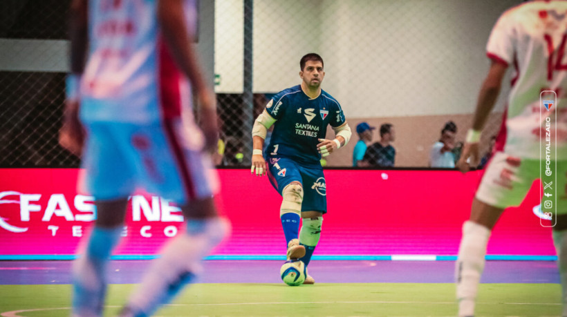 Goleiro de futsal do Fortaleza, Bruno Lambão, em quadra pelo Campeonato Brasileiro 