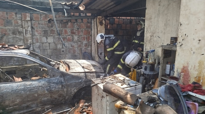 Carro pega fogo e se espalha para residência