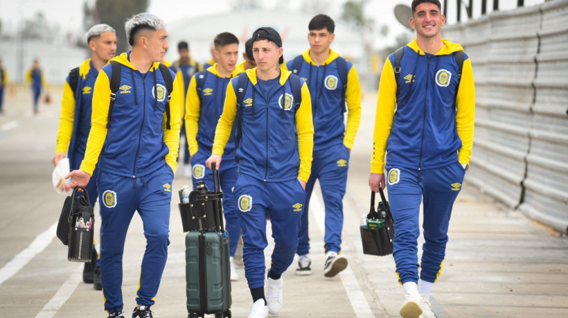 Jogadores do Rosario Central antes de embarque para o Brasil, onde encaram o Fortaleza pelas oitavas de final da Sula