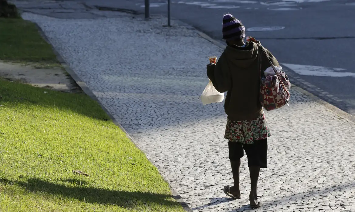 Em dia de luta, defensores públicos atendem pessoas em situação de rua