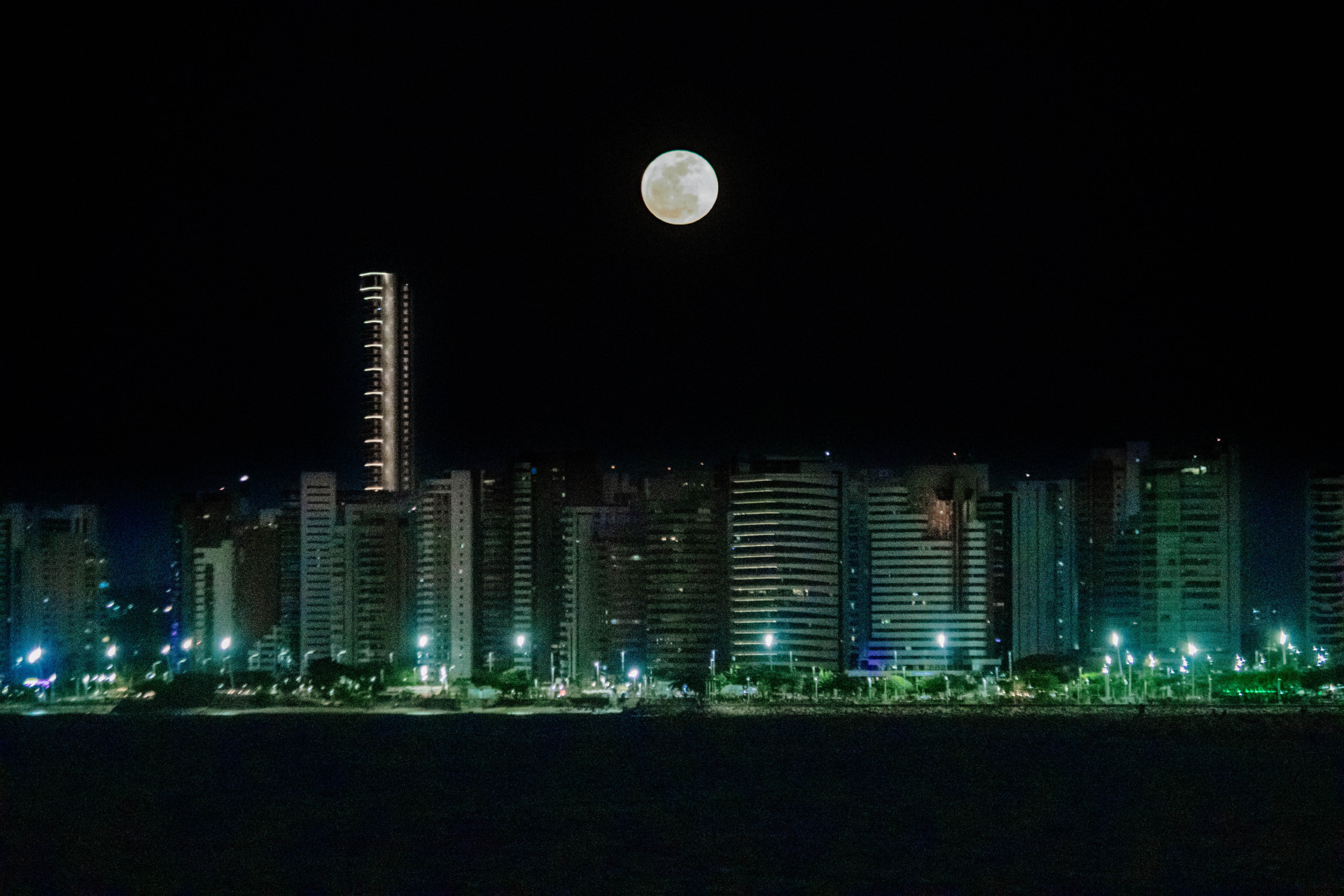 Superlua encanta cearenses e turistas na noite desta segunda-feira, 19 (Foto: Samuel Setubal)