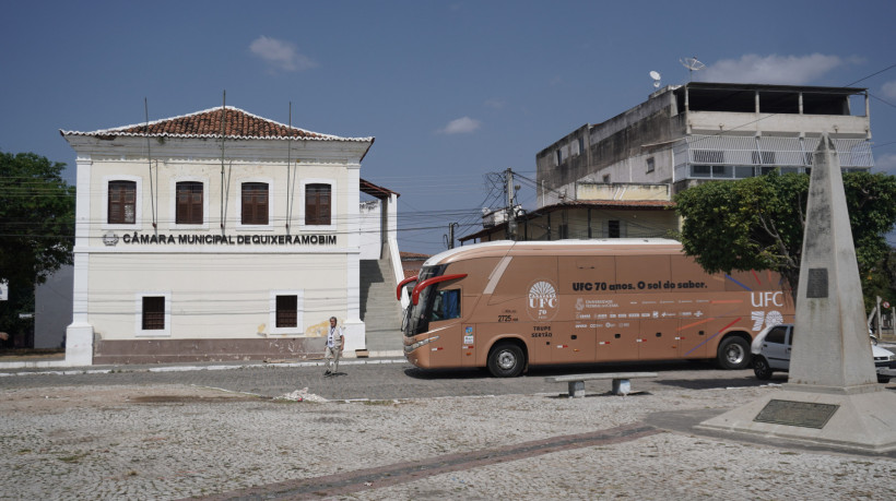 Ônibus da Caravana chega a Quixeramobim