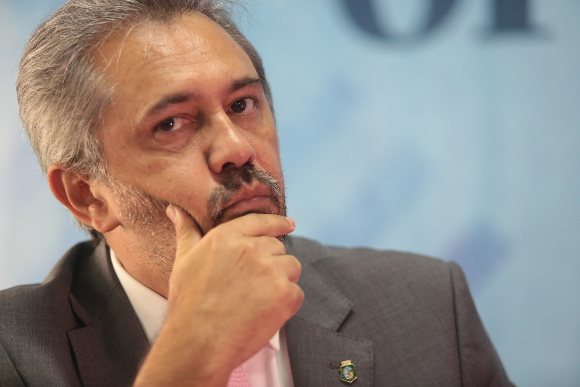 Governador do Ceará, Elmano de Freitas, confirmou a intenção de promover mais concursos, mas esquivou sobre reajuste de servidores em 2025 (Foto: FÁBIO LIMA)